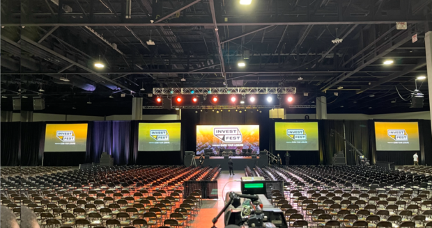 Event_AV_Services_InvestFest_multi_screen_stage_empty_seats
